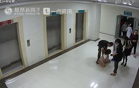 产妇跳楼事件监控视频详尽版：表情痛苦 两次跪倒