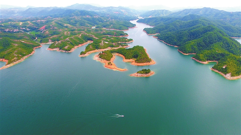 9月10日,记者和友人乘舟游览兴国县丹霞湖,但见这里苍山碧水,风景宜人