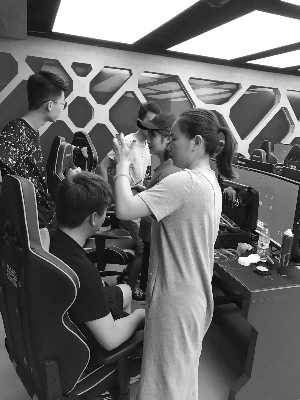 电竞选手游戏主播年入百万 年轻男女蜂拥而入