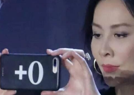 刘嘉玲酷炫造型亮相活动，她的手机壳却抢镜了