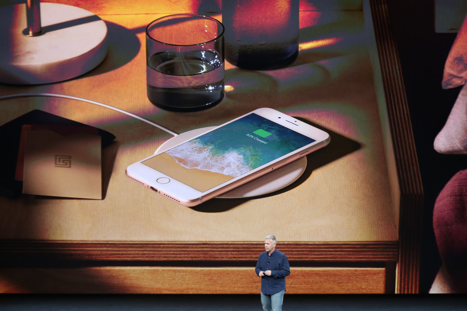 苹果iPhone 8正式发布：采用玻璃后壳，9月22号开卖