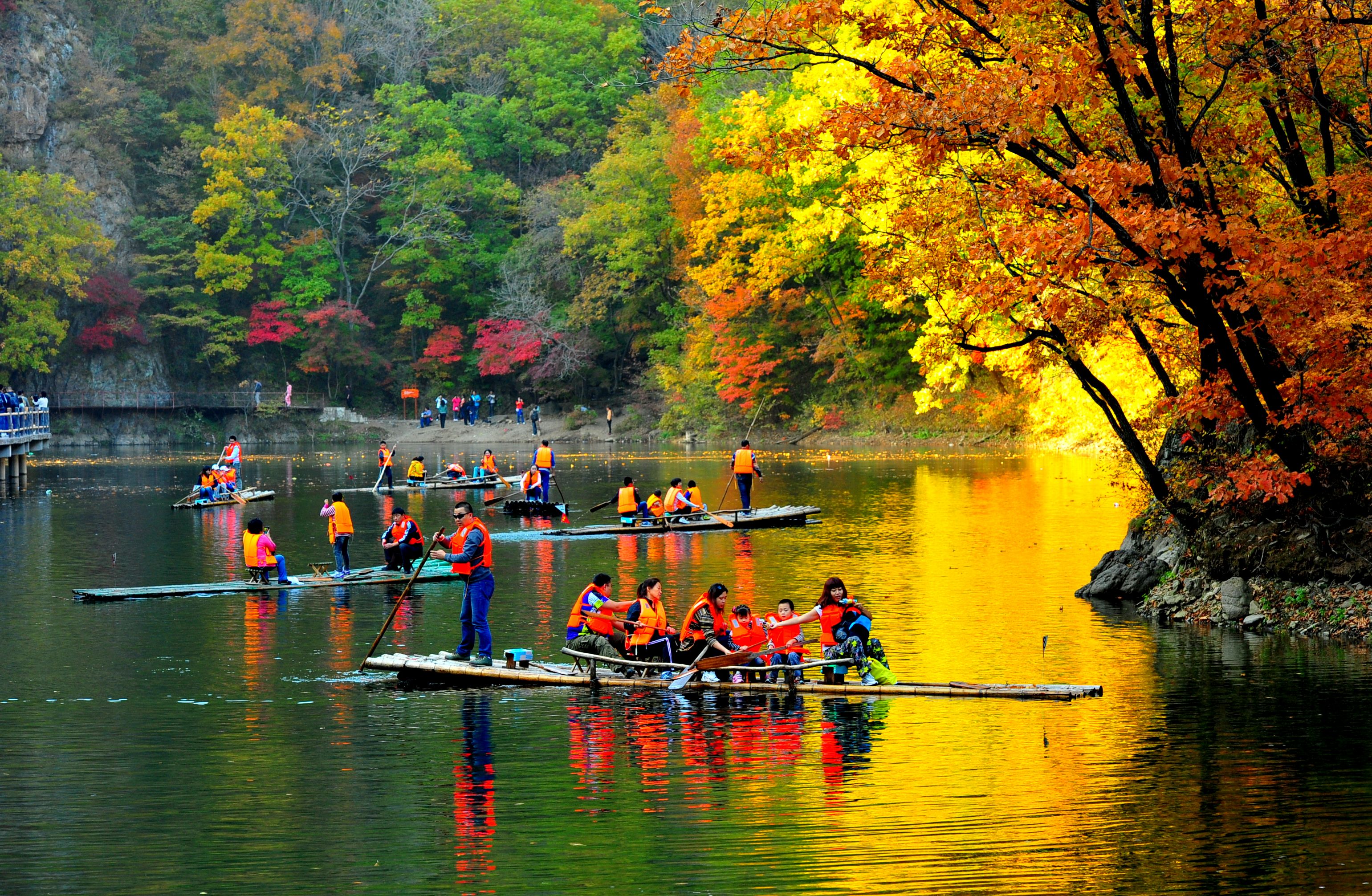 辽宁关门山:水碧峰翠赛江南