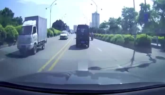 车辆行驶中能使用驻车制动器？