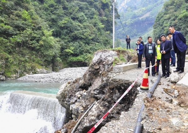 10月6日,县委书记阚吉林在沿河乡察看灾情,详细了解公路受损情况.