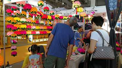 精美展品吸引游客驻足观看（图片来源：凤凰佛教）