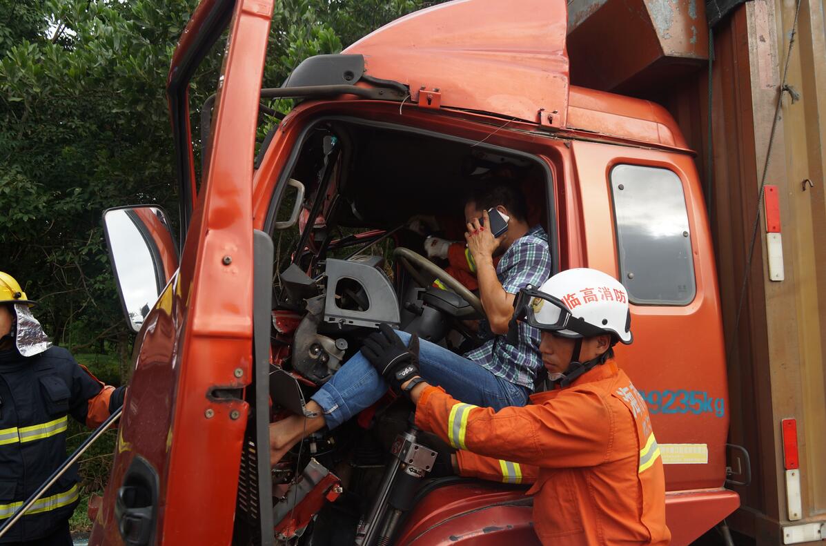 环岛高速路两辆货车追尾司机被困 临高消防十分钟破拆救人_海南频道_凤凰网