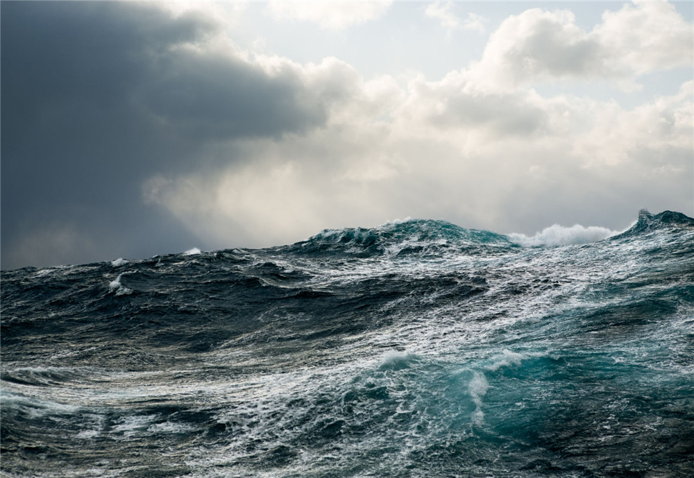 corey 曾经为了拍摄白令海风暴中的海面,爬上十多米高的桅杆顶端.