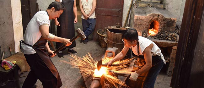 62岁张国立在山里打铁干劲十足                