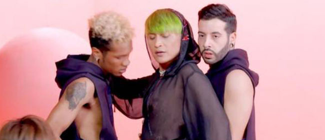 辣眼睛！陈志朋绿发皮短裤亮相 与外国男生贴身热舞