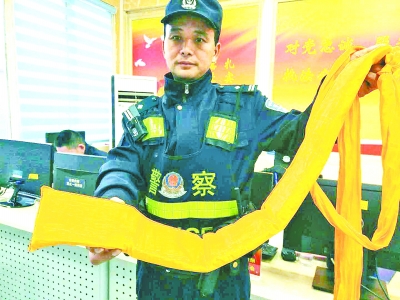 嫌犯潜逃两年从不去银行存钱 被捕时拿出8万行