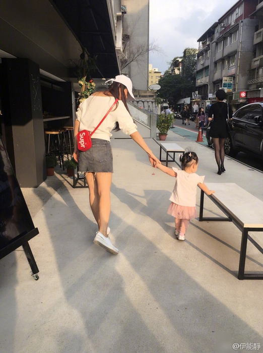 伊能静女儿谁的_伊能静牵女儿散步_伊能静怀孕女儿
