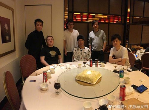 骚男生日 神秘女子与电竞大佬为其庆生_|骚男|