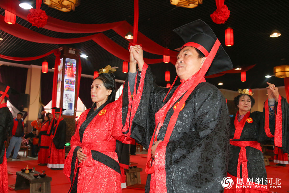 石家庄:百位老人身着汉服重温古典婚礼(图)