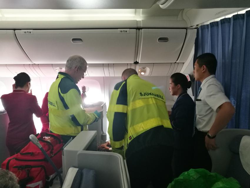 午报：乘客空中突然发病 放油43吨急降救人