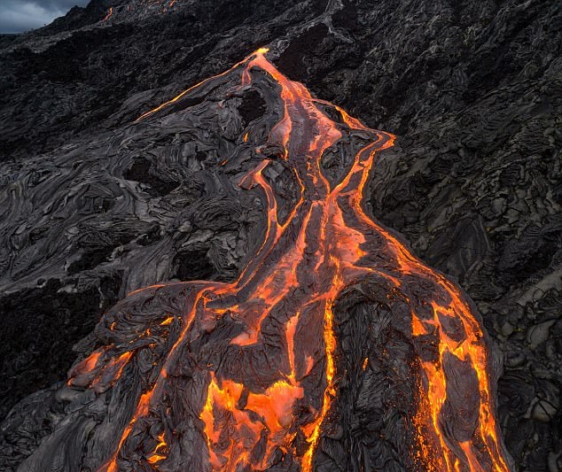 胆大！摄影师近距离拍摄火山岩浆致无人机被烧坏