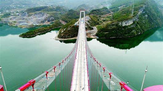 图文:水布垭清江大桥雄姿初现湖北日报讯  昨日,工人在水布垭清江大桥