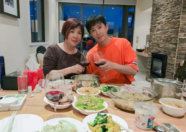 韩庚和妈妈新西兰吃饺子 庚妈厨艺一流气色显年轻