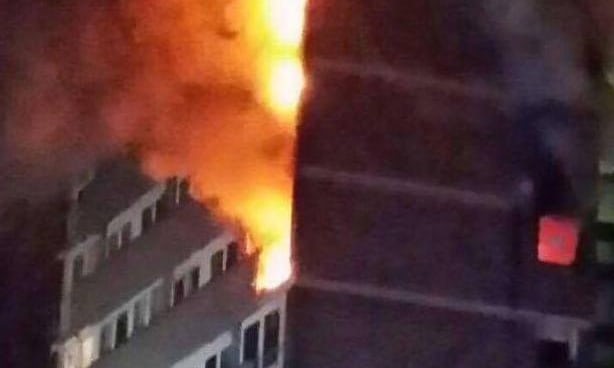英国一座高层公寓楼突发大火 至少4人被送往医院