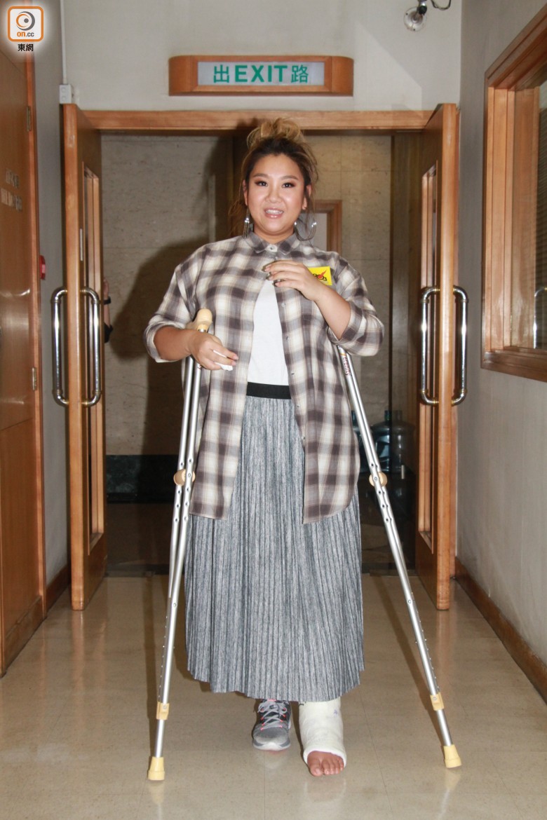 郑欣宜摔断腿后首度现身 拄拐杖开工行走艰难