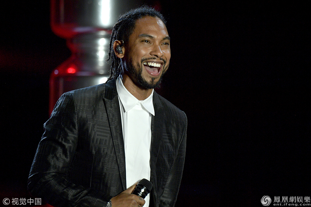 [高清]2017维密现场:奚梦瑶摔倒 安布罗休气场全开