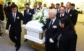 “金牌经纪人”陈自强出殡 成龙为他扶灵