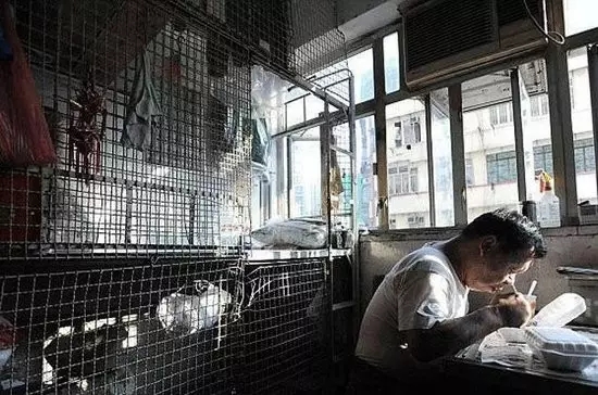 没见过香港"棺材房",你都不知自己住得多幸福