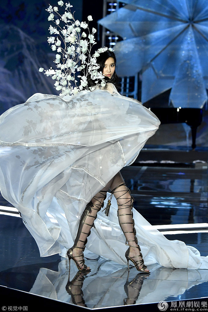 [高清]2017维密现场:奚梦瑶摔倒 安布罗休气场全开