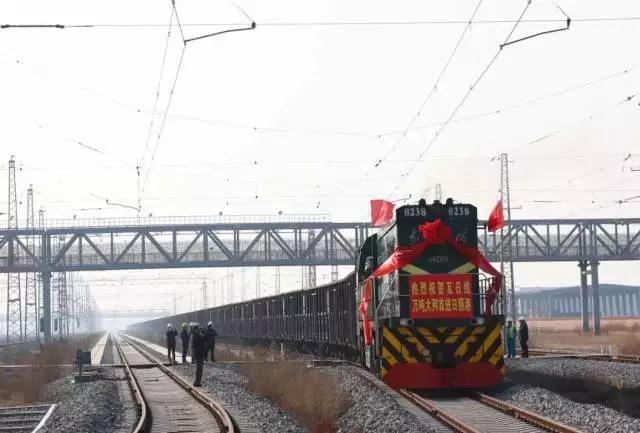 日照港迎来瓦日铁路首列万吨重载列车