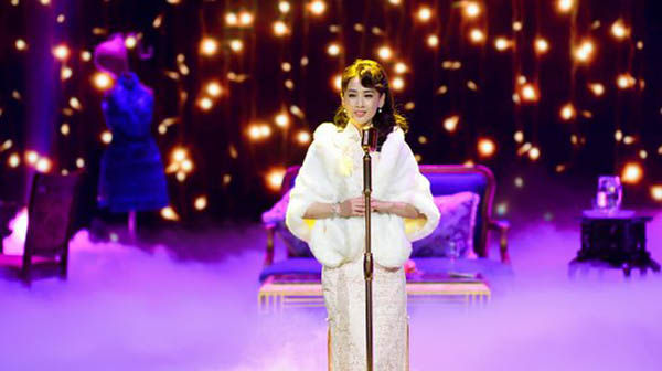 黄圣依节目中穿旗袍演绎歌女 复古造型获赞