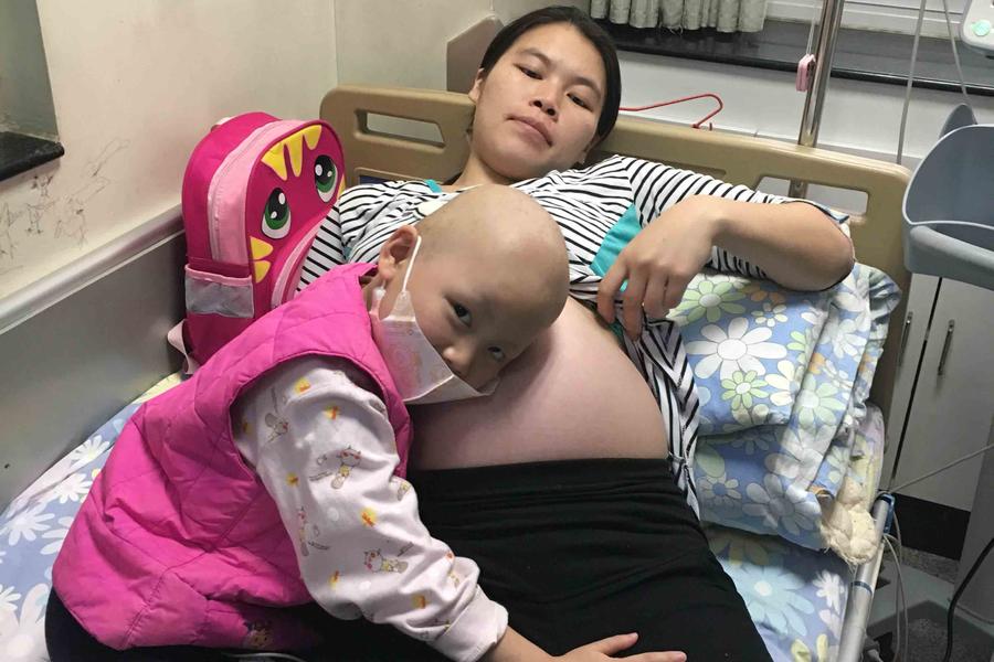女儿患病无钱手术 待产妈妈
