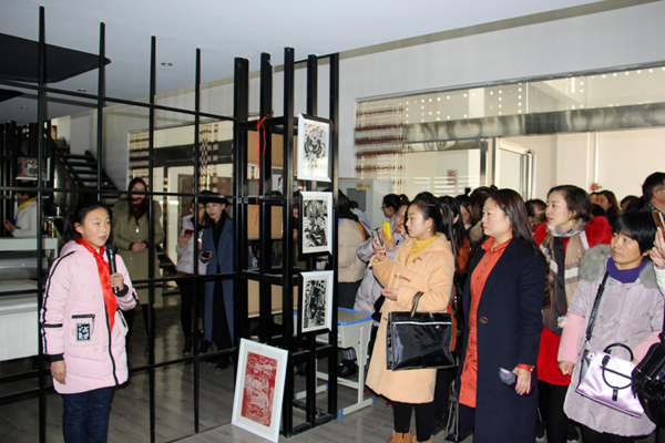 国培成员到小学参观交流 切身体会教学特色