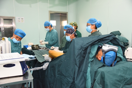 看着电影做手术 静脉曲张微创手术引入VR眼镜