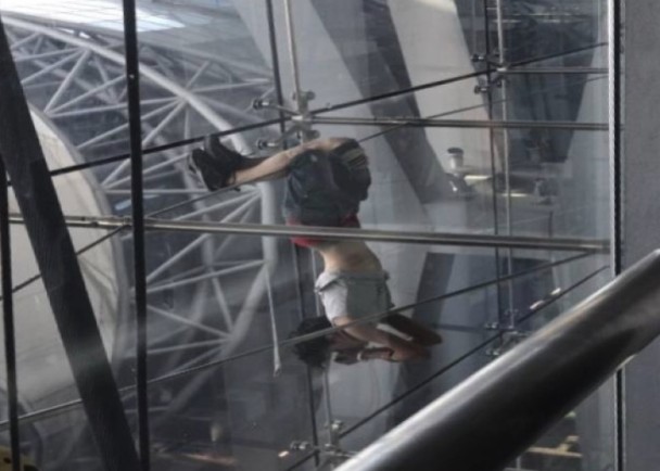 女子徒手攀爬机场外墙玩倒挂 从6层楼高处坠下