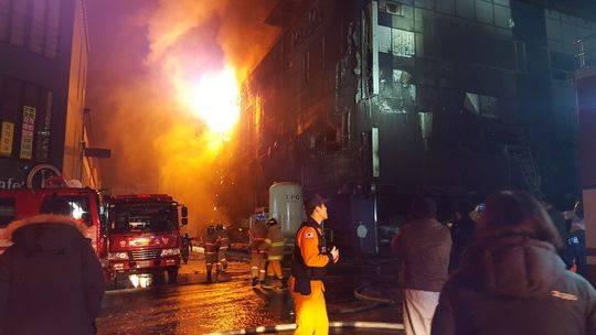 韩国运动中心突发大火 29人死亡26人受伤