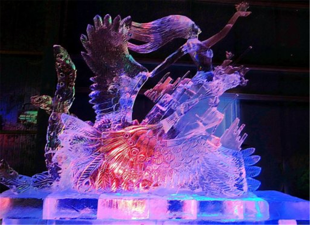 黑龙江哈尔滨冰雪大世界冰雕吸引大批游客冒严寒观赏