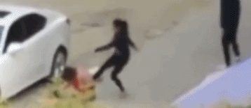 女子被当街扒光上衣施暴 疑似为感情纠纷