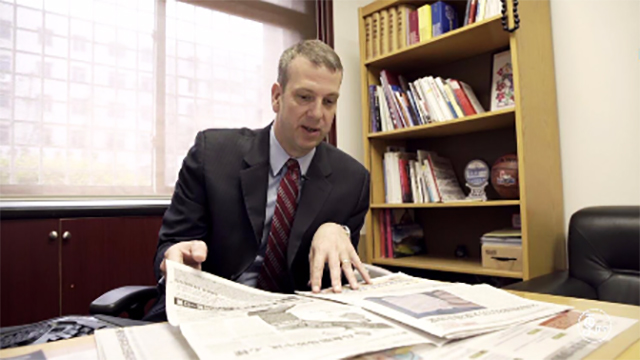 法国人跟熊猫宝宝打招呼却遭熊猫宝宝的喝