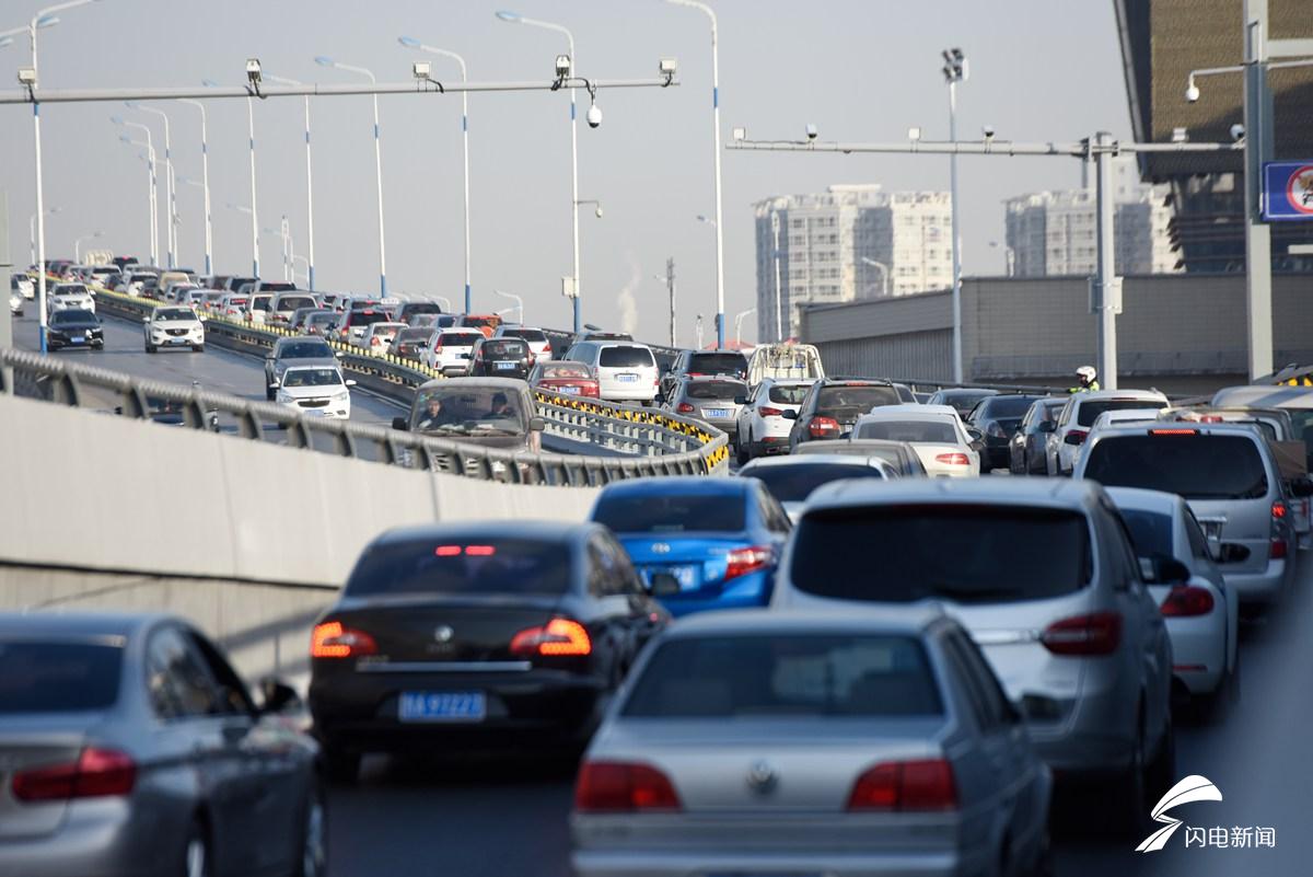 遇上周一早高峰 济南玉函隧道"堵堵堵"!_山东频道_凤凰网