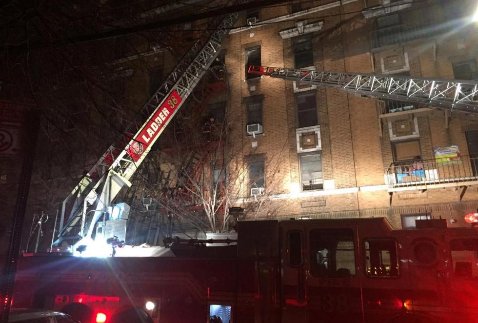纽约一公寓楼突发大火 已致6死多人重伤