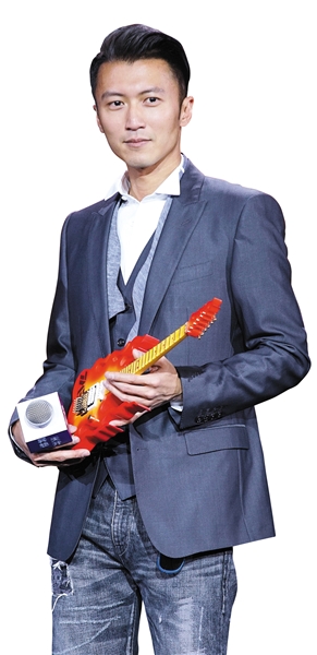 谢霆锋今年放下饭勺 拿起吉他回归歌手身份