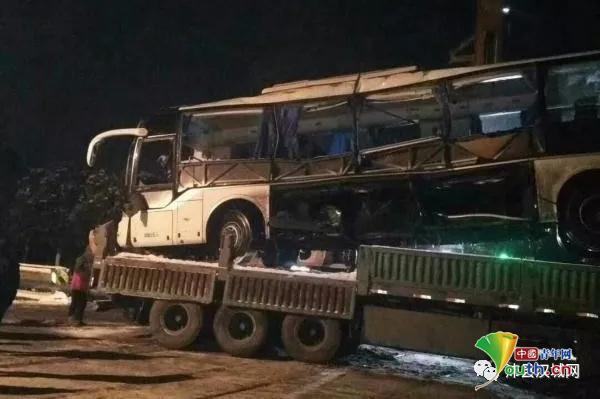 江苏一大巴车因大雪天气与火车相撞 造成2人死亡