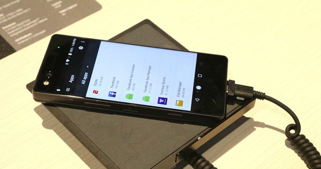 
中兴展台图赏：可折叠手机AXON M吸睛