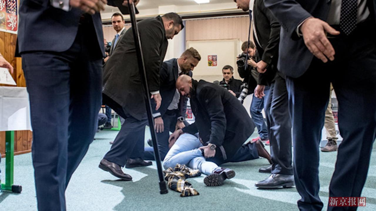 捷克总统参加大选首轮投票 遭一半裸女子突袭