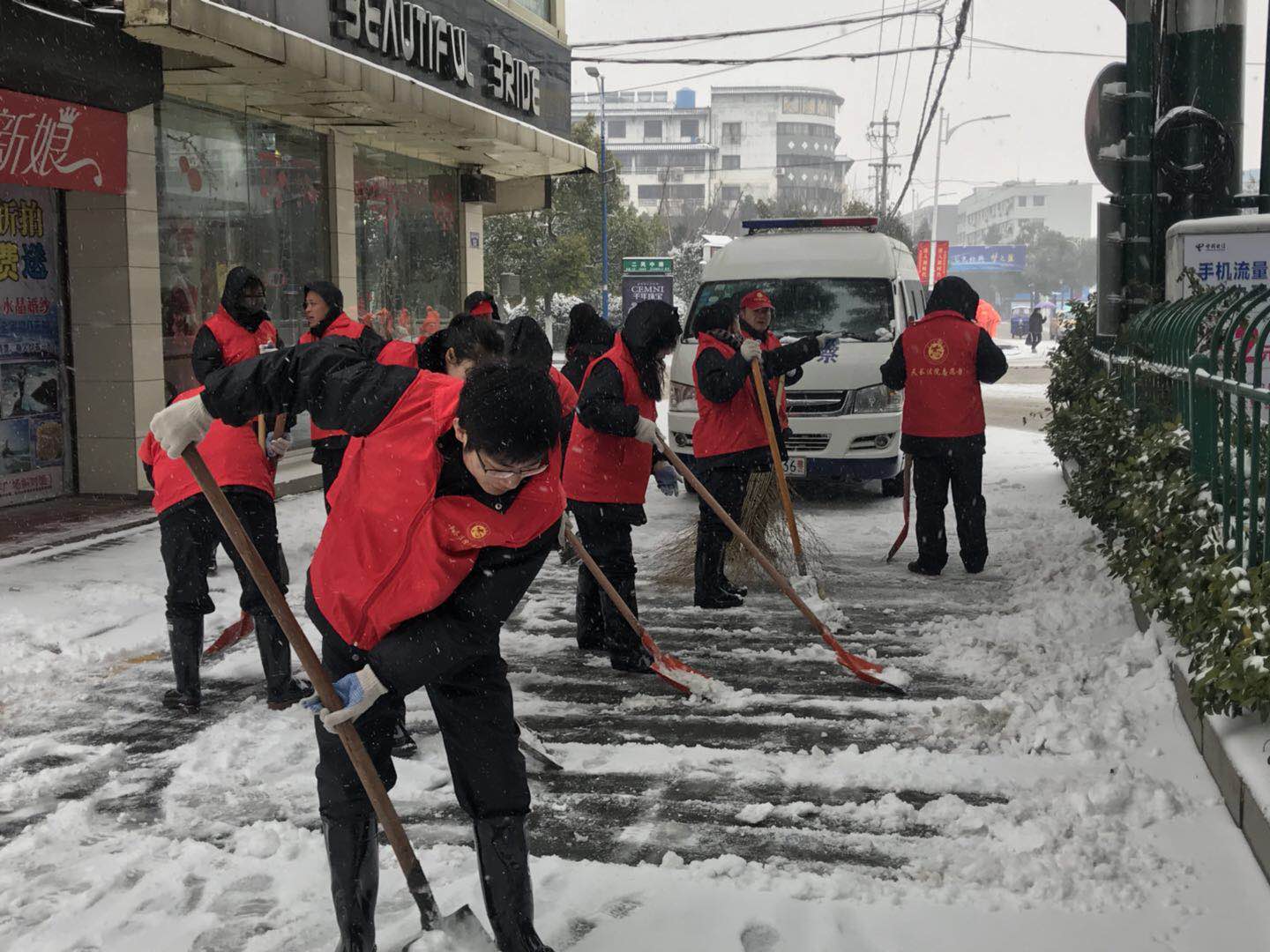 当大雪再次降临 安徽天长小红帽们又一次挺身