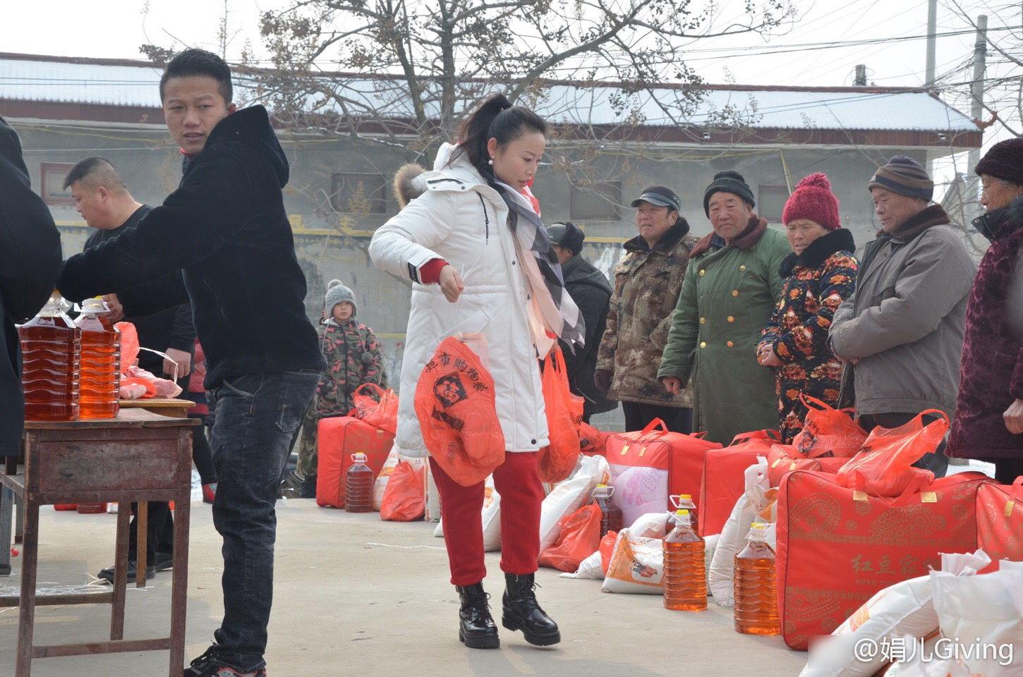 草帽姐为乡亲们分发年货寒冬不忘帮老人推车_凤凰网娱乐_凤凰网