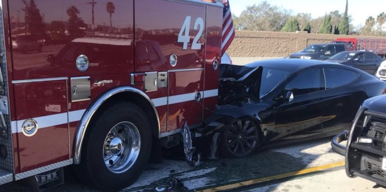 特斯拉Model S追尾消防车 导致车头全毁