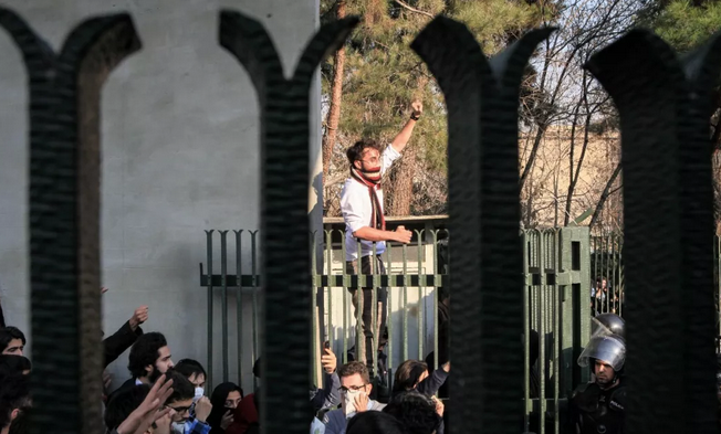 伊朗：街头抗议已平息，争论仍在继续
