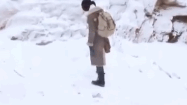 王俊凯亲身示范 如何化解雪地里摔倒的尴尬