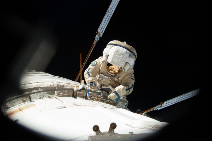 俄宇航员太空行走创纪录 却把重要天线装错位置