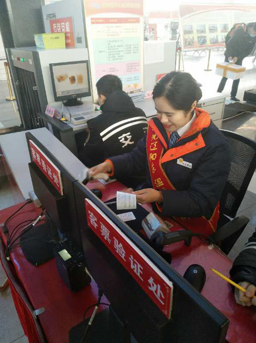 创新助春运 青岛地铁站务员与汽车东站乘务员